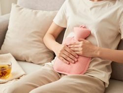 Cara Mengatasi Kram Perut Saat Menstruasi dengan Kompres Hangat